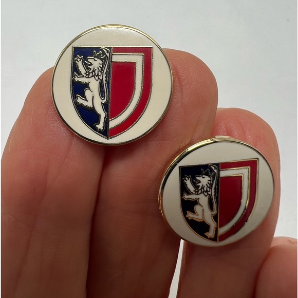 Crest cuff link - Picture 2 of 3